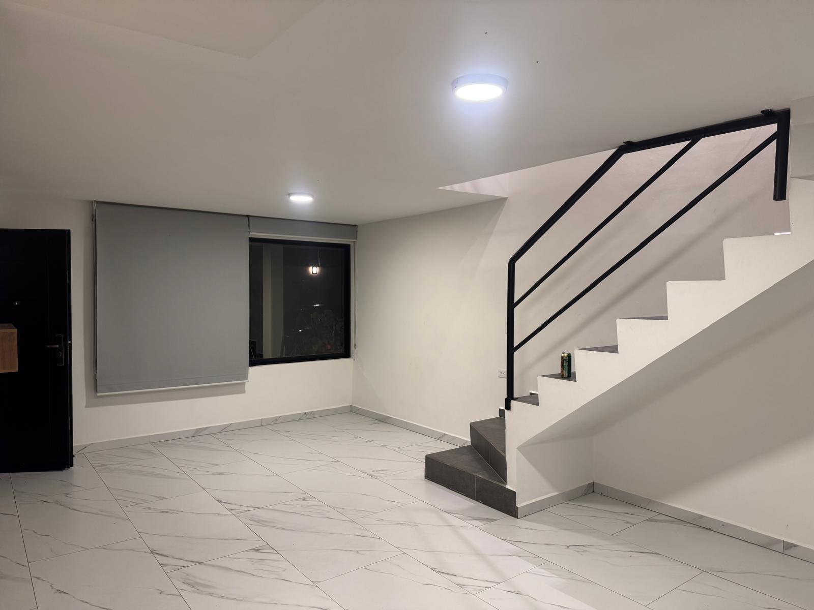 Recámara con piso de madera laminada y closet amplio.