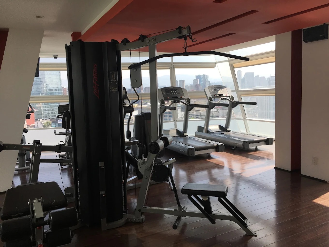 Gimnasio bien equipado con vista panorámica.