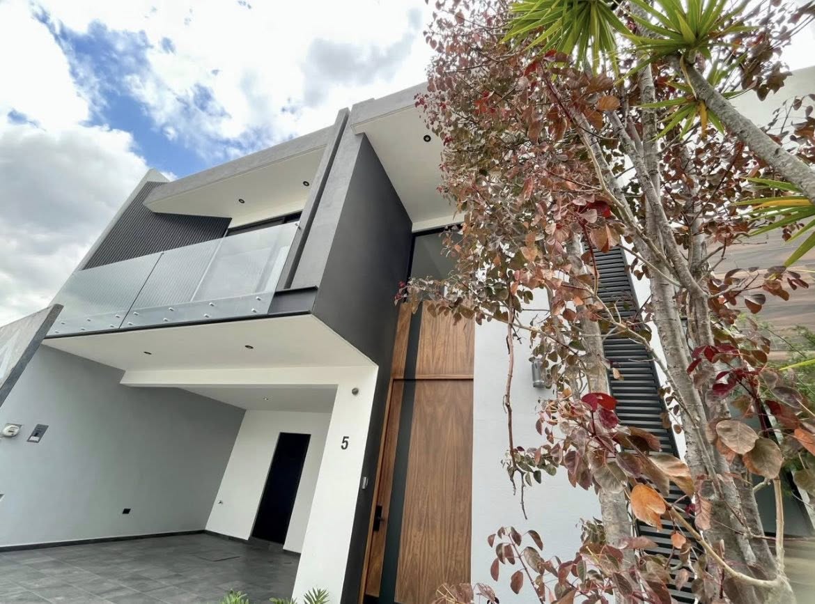 Elegant house with modern design in Lomas de Angelópolis