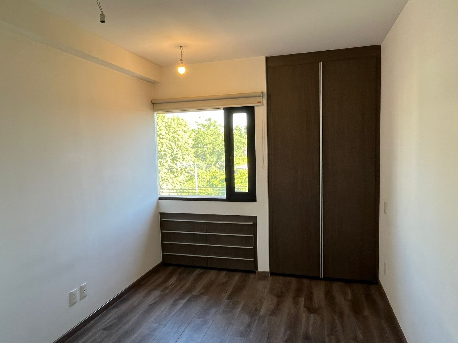 Recámara con clóset empotrado y ventana amplia.