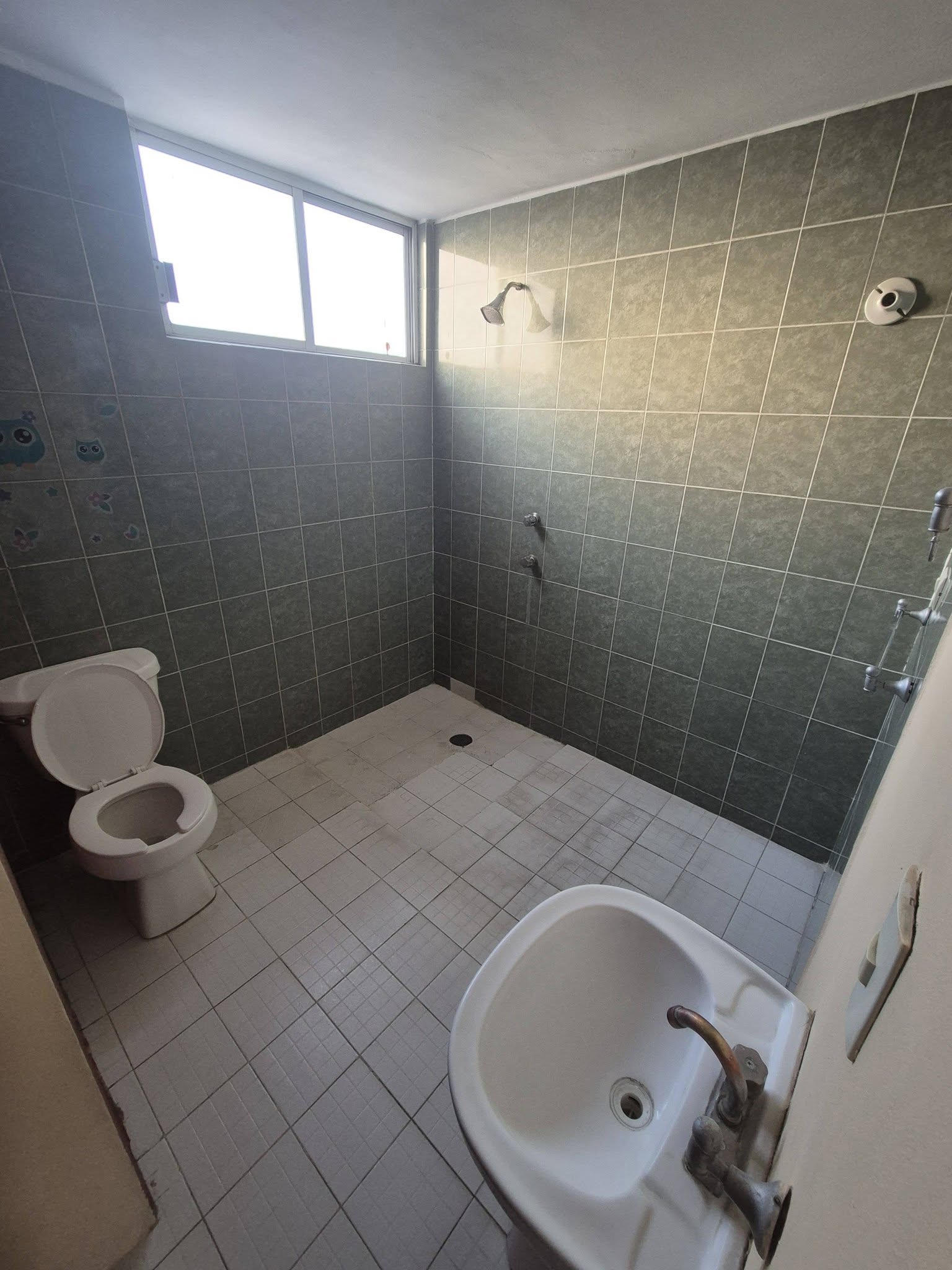 Baño principal con azulejos y buena iluminación.