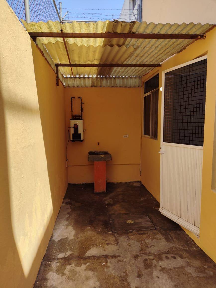 Patio de servicio techado con lavadero adicional.