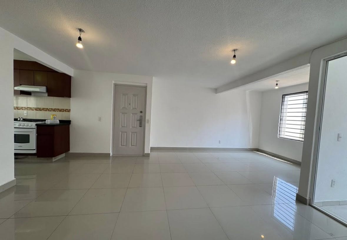 Sala espaciosa con ventanas amplias para iluminación.