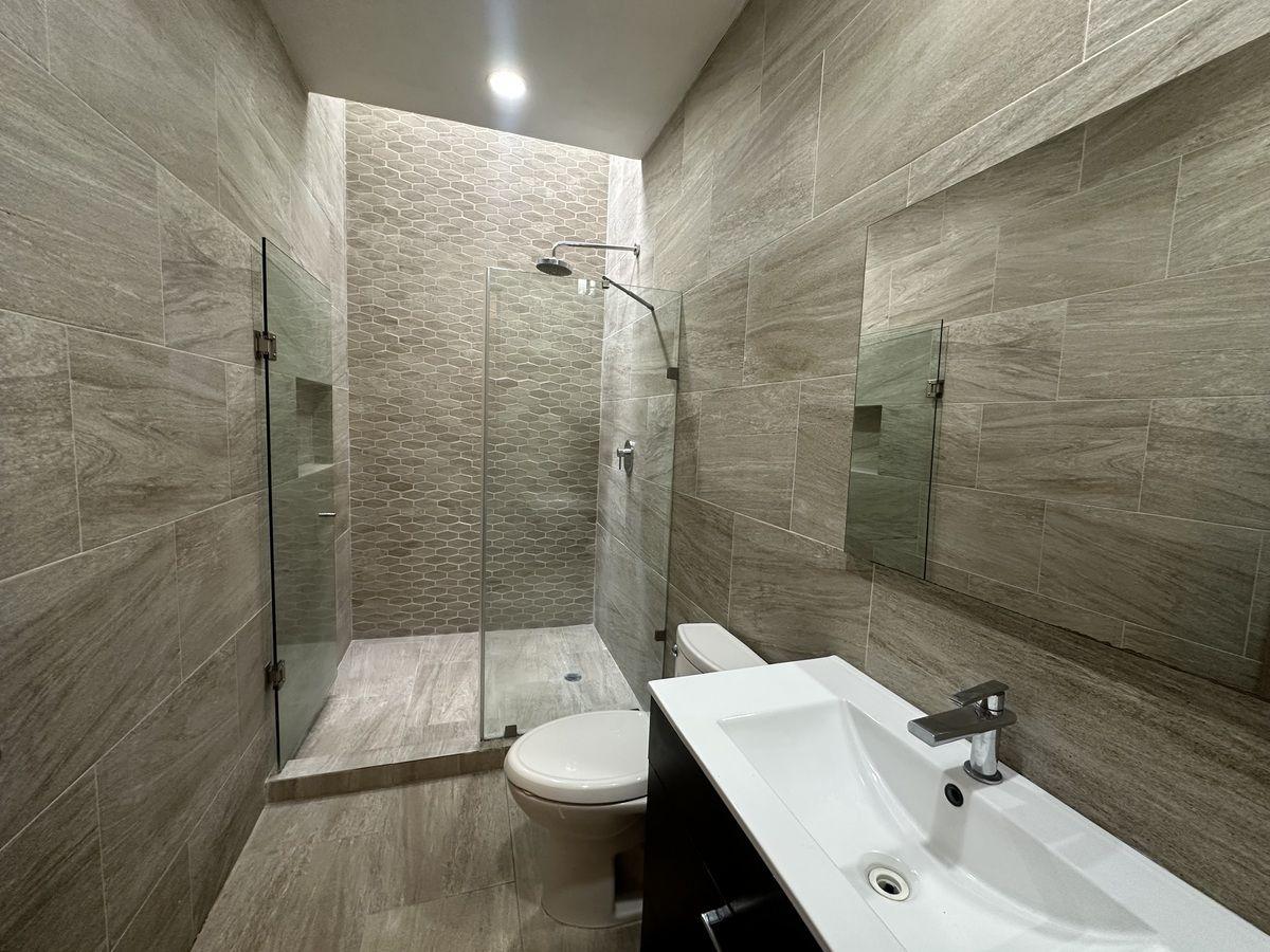 Recámara con pisos laminados y buena iluminación natural.