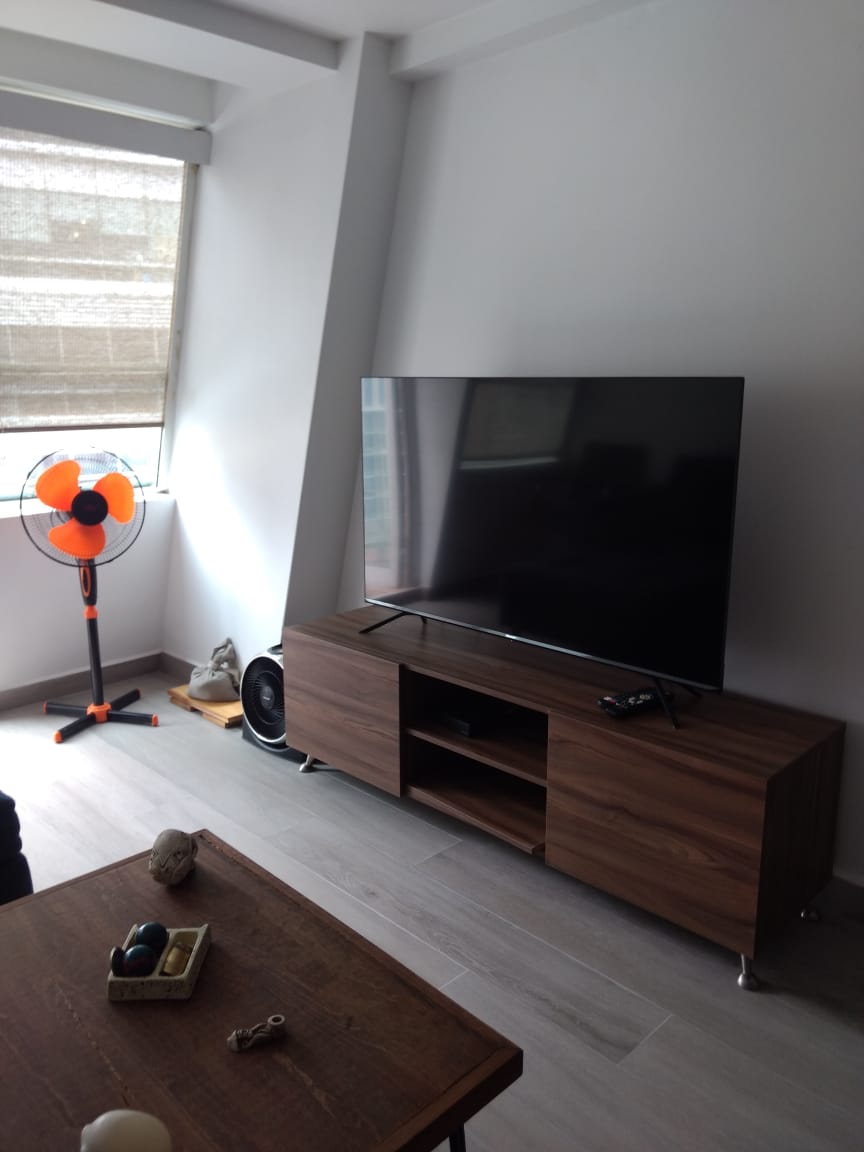 Sala acogedora con sofá y decoración moderna.