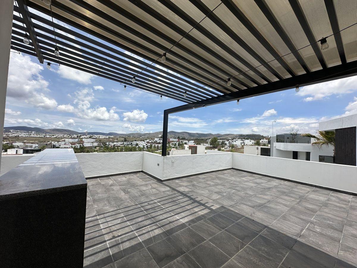 Gran terraza con vista panorámica, techo con pérgola.