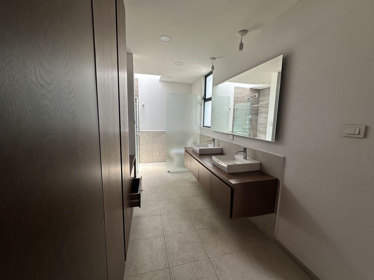Baño con doble lavabo y acabados modernos.