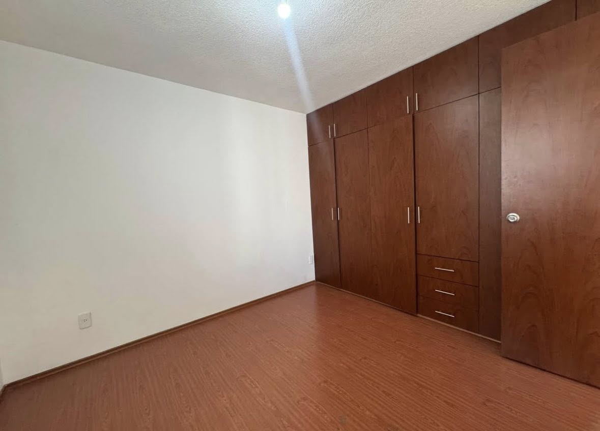Recámara con closet grande, ideal para almacenamiento.