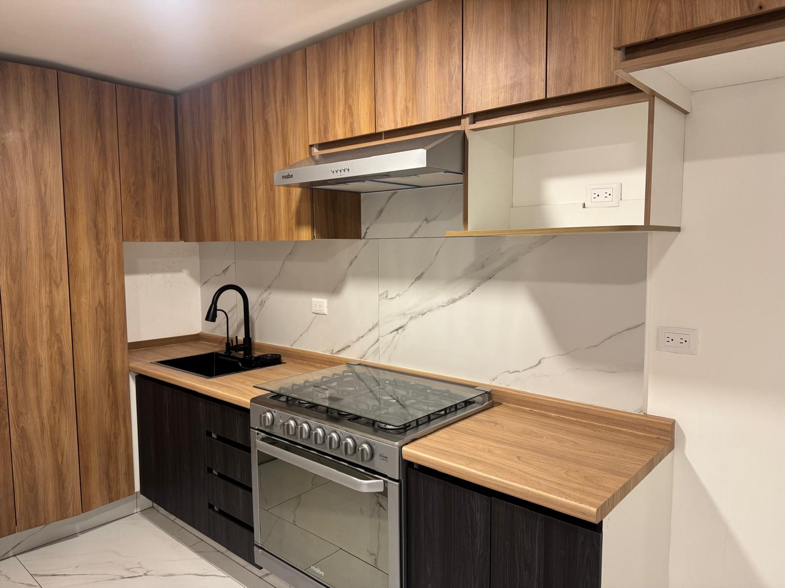 Área integrada con la sala, ideal para reuniones familiares.