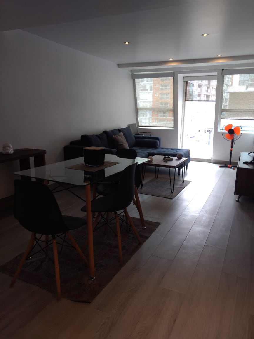 Comedor con mesa y sillas de diseño contemporáneo.