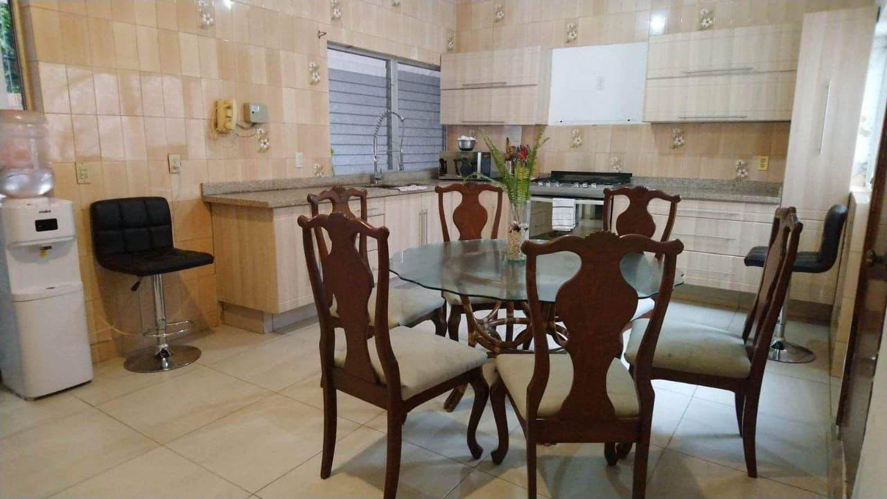 Cocina equipada con mesa de comedor y sillas de madera. Acabados en madera clara.