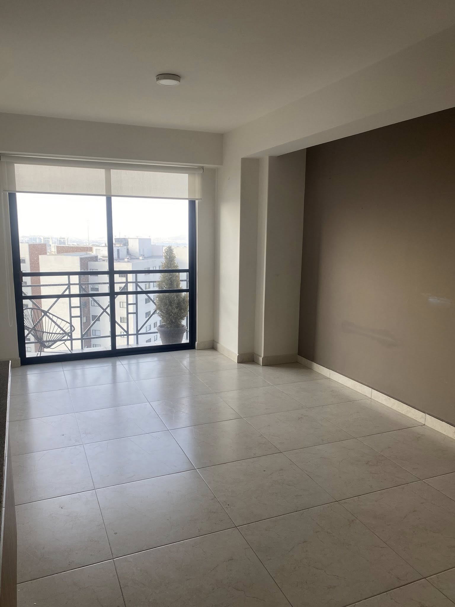 Espacio integrado de sala-comedor con acceso al balcón.