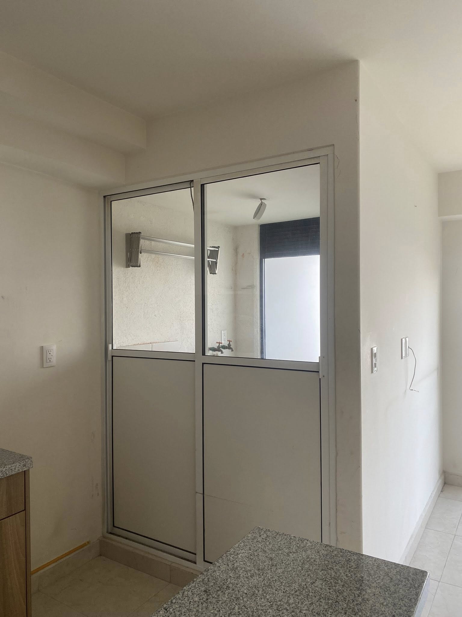 Cocina con acabados de granito y área de lavado integrada.