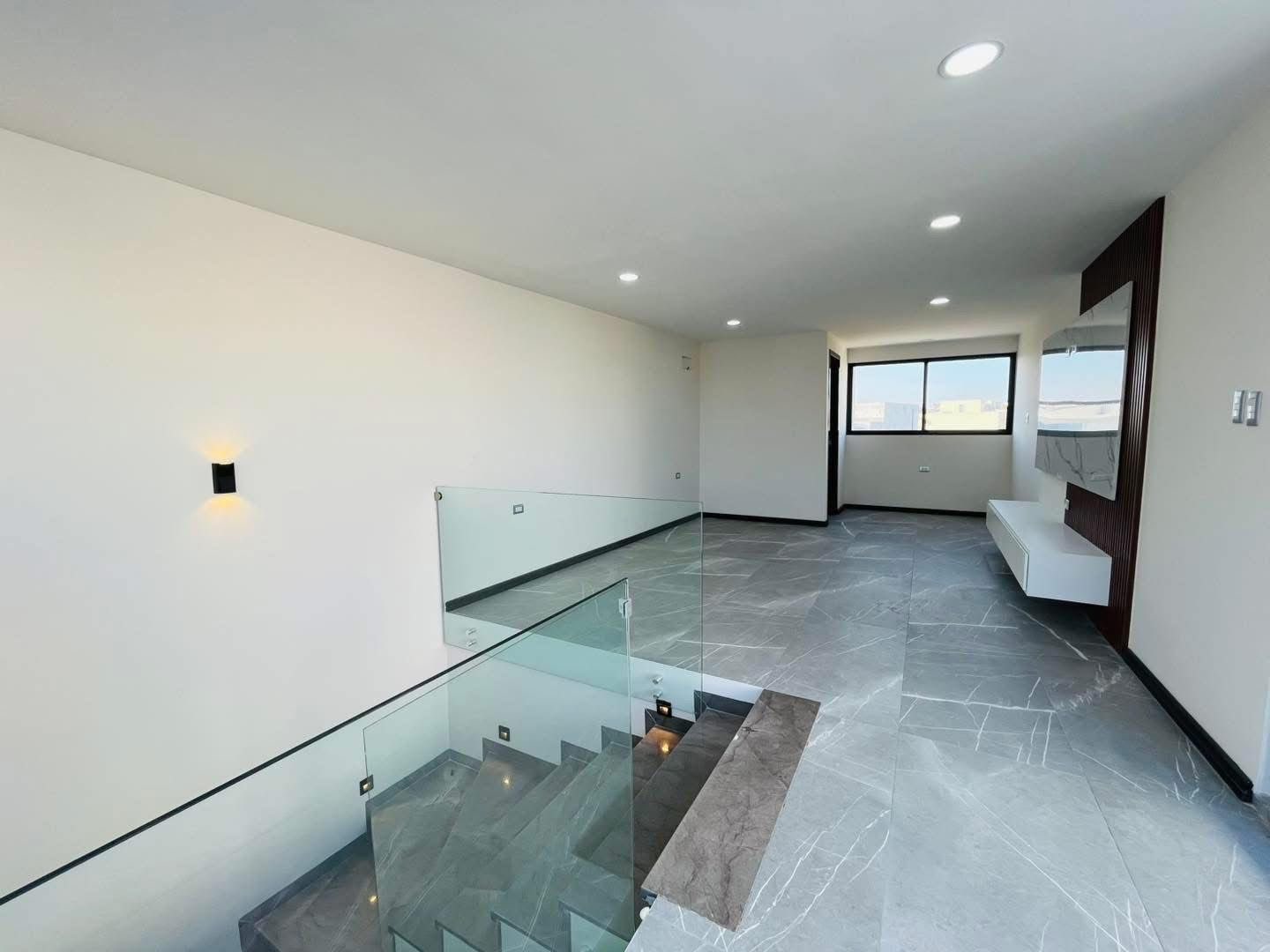 Sala de estar amplia en el segundo nivel, ideal para un estudio o área de entretenimiento.