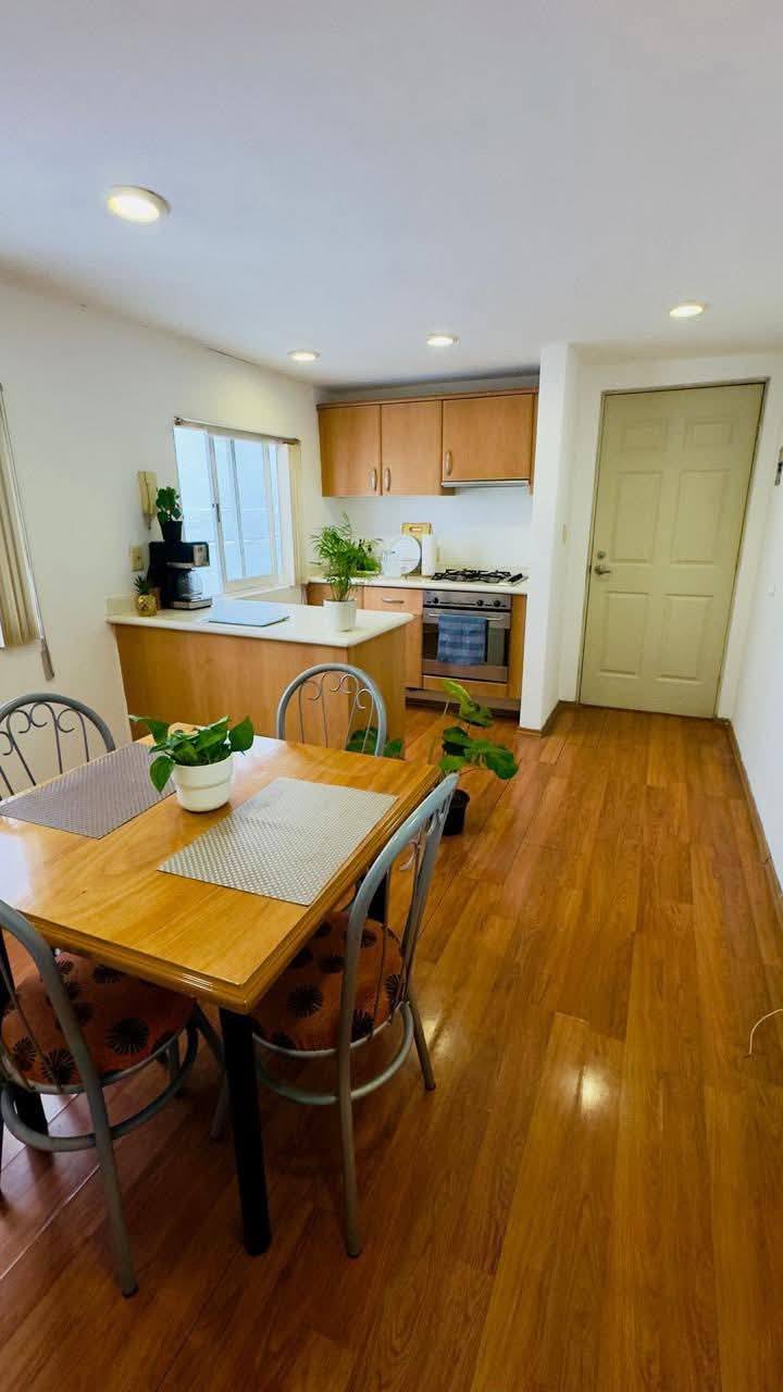 Área de comedor integrada con la cocina, ofreciendo un espacio funcional.