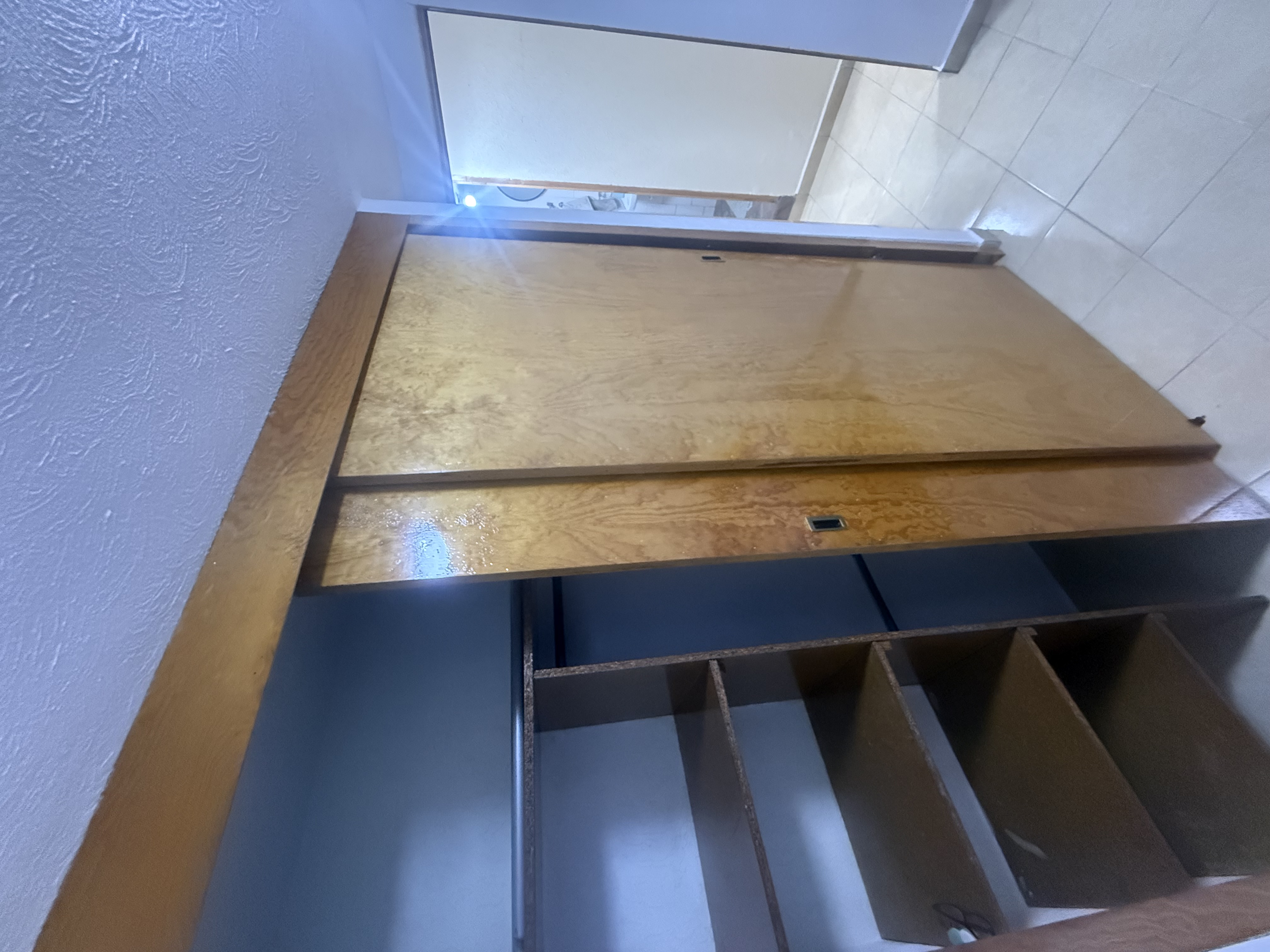 Armario con puertas corredizas de madera, útil para almacenamiento.