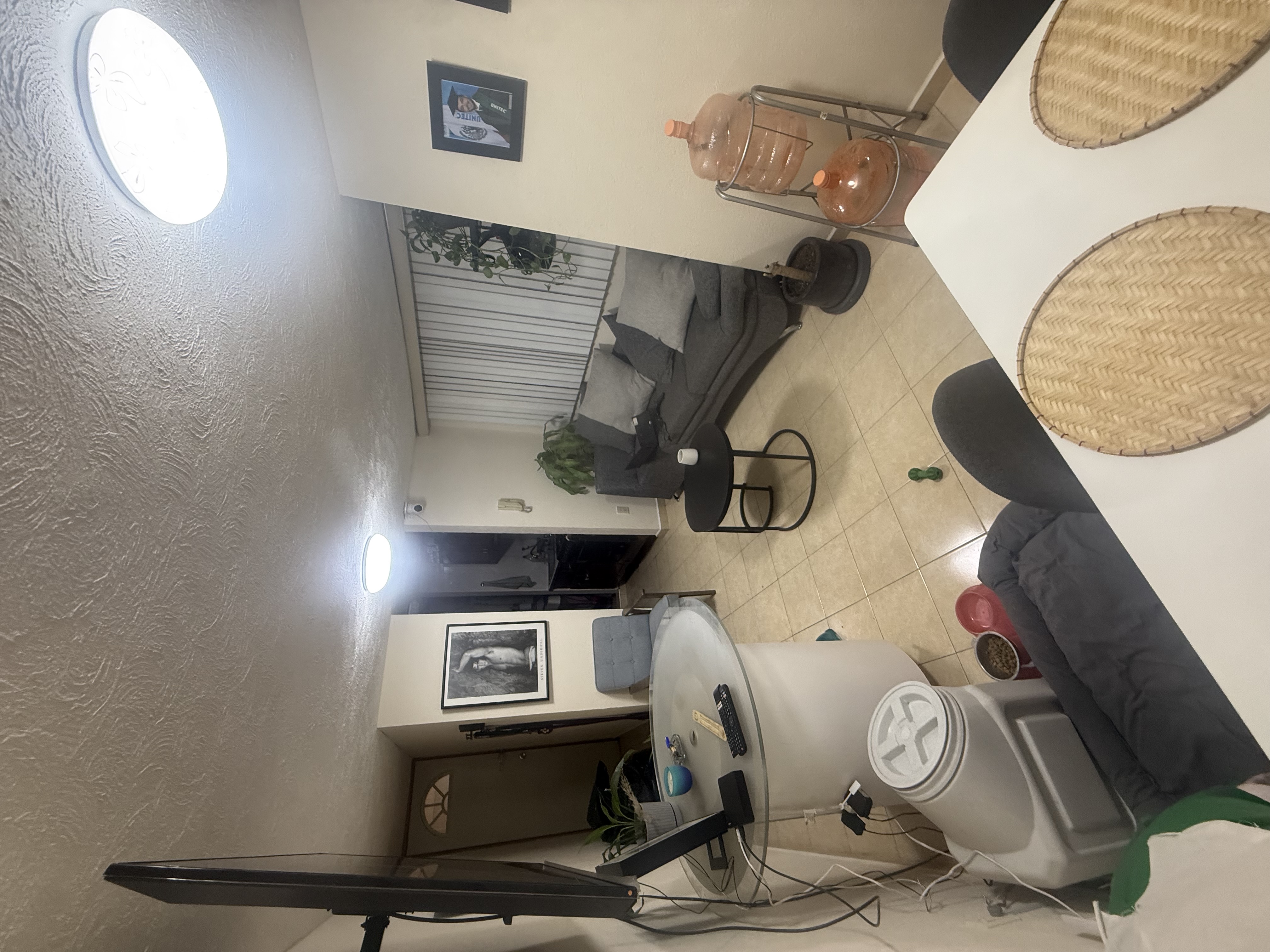 Vista desde el comedor hacia la sala, ofrece un espacio amplio y cómodo.