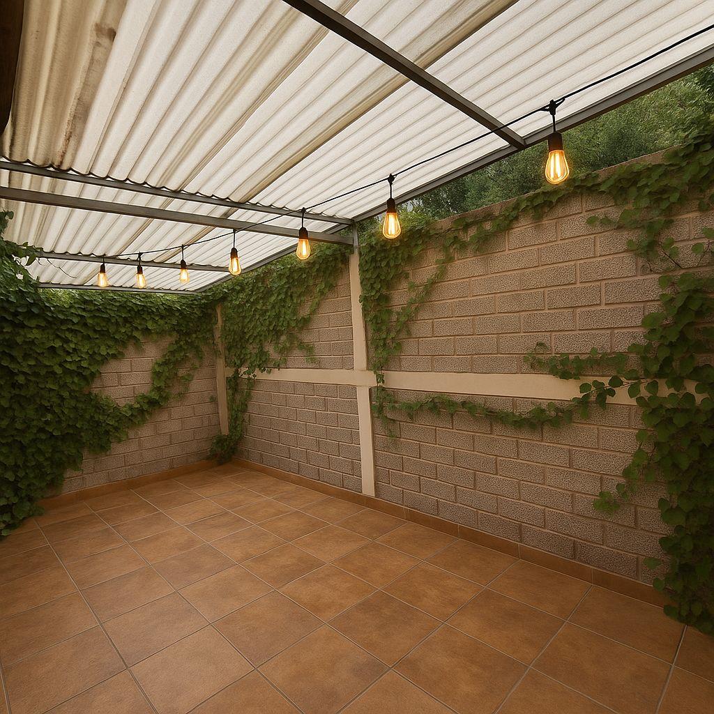 Terraza privada con luces colgantes y enredaderas en las paredes, ideal para descansar.