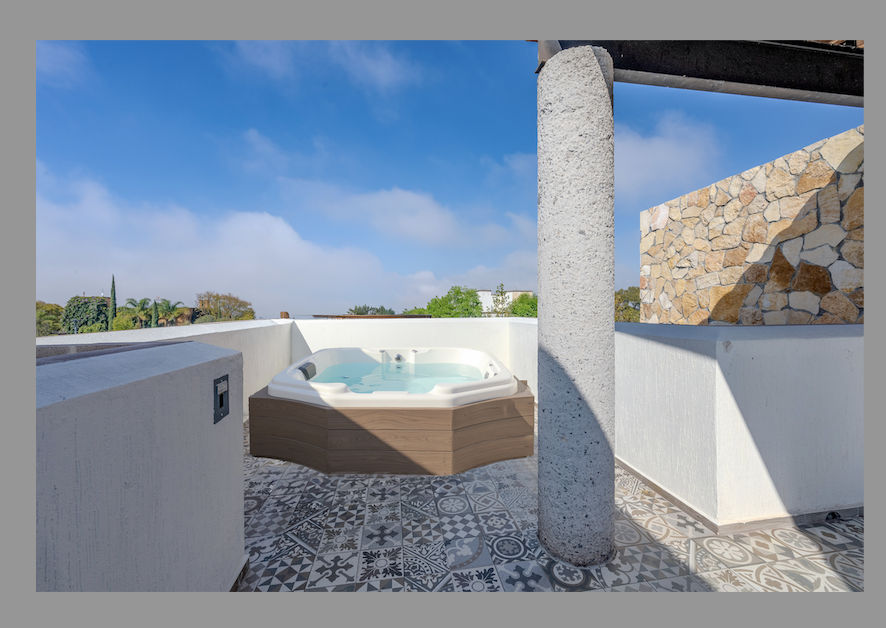 Jacuzzi privado en el rooftop con vistas panorámicas.