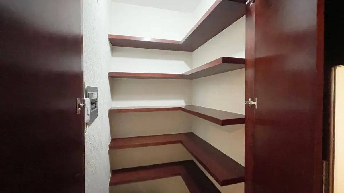 Área de almacenamiento con estanterías de madera.