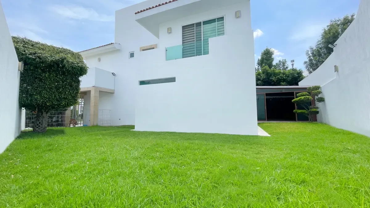 Jardín trasero amplio y bien cuidado.
