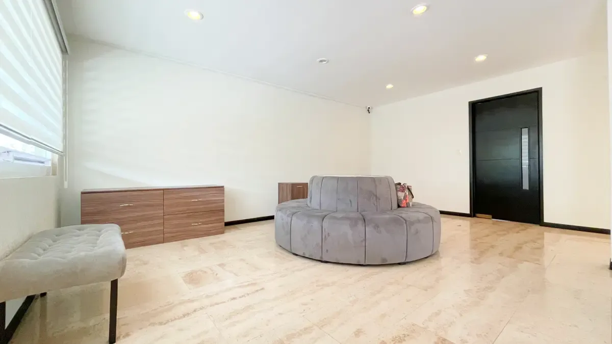 Sala de estar amplia con pisos de mármol y buena iluminación natural.