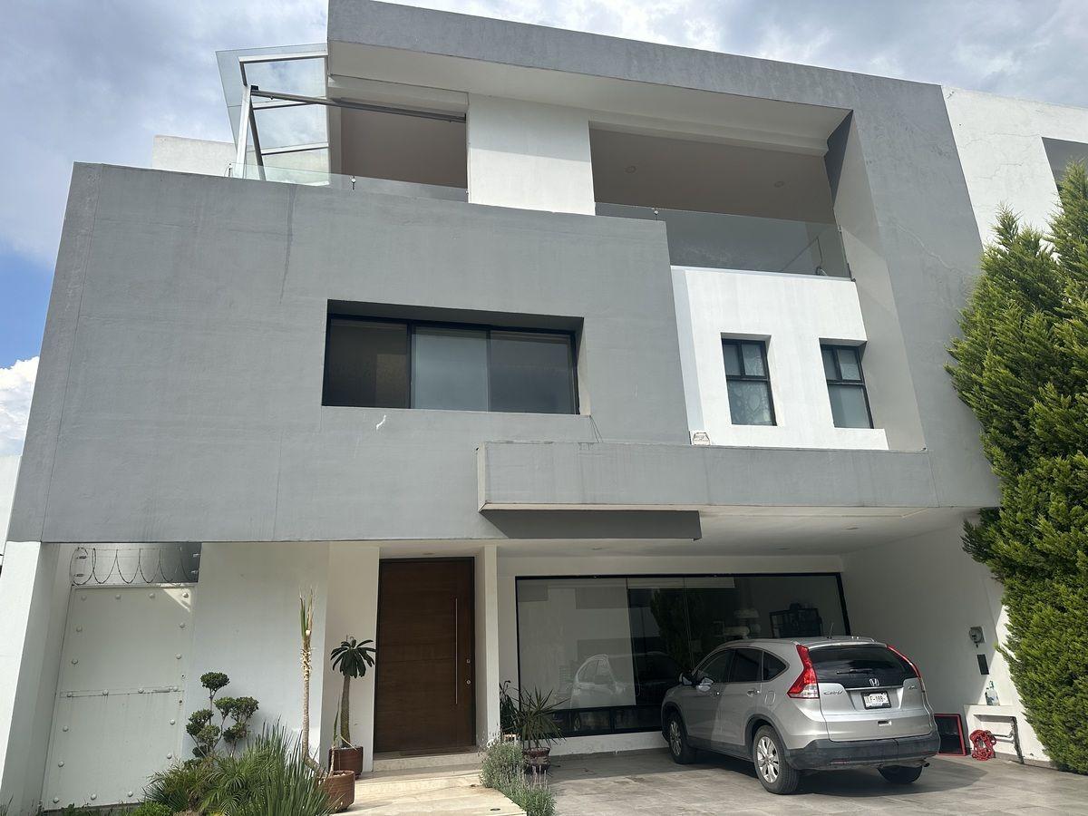 Moderna casa con amplio roof garden en Lomas de Angelópolis II