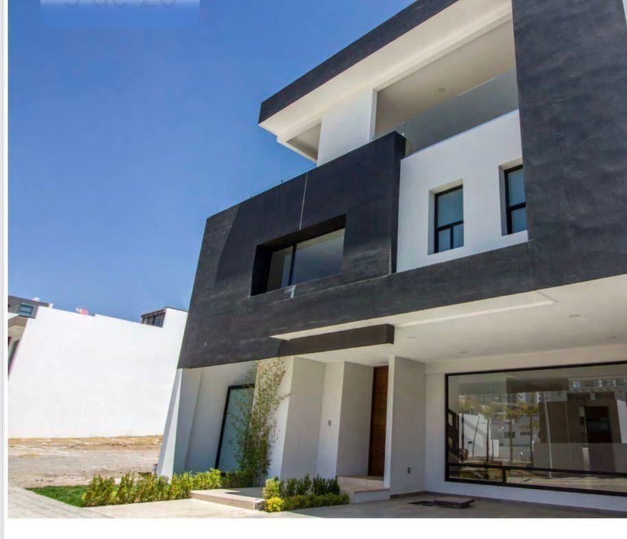 Vista lateral de la casa mostrando su diseño moderno y áreas verdes al frente.