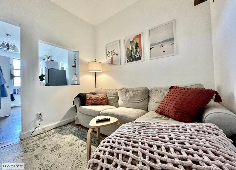 Sala acogedora con sofá esquinero y decoración moderna.
