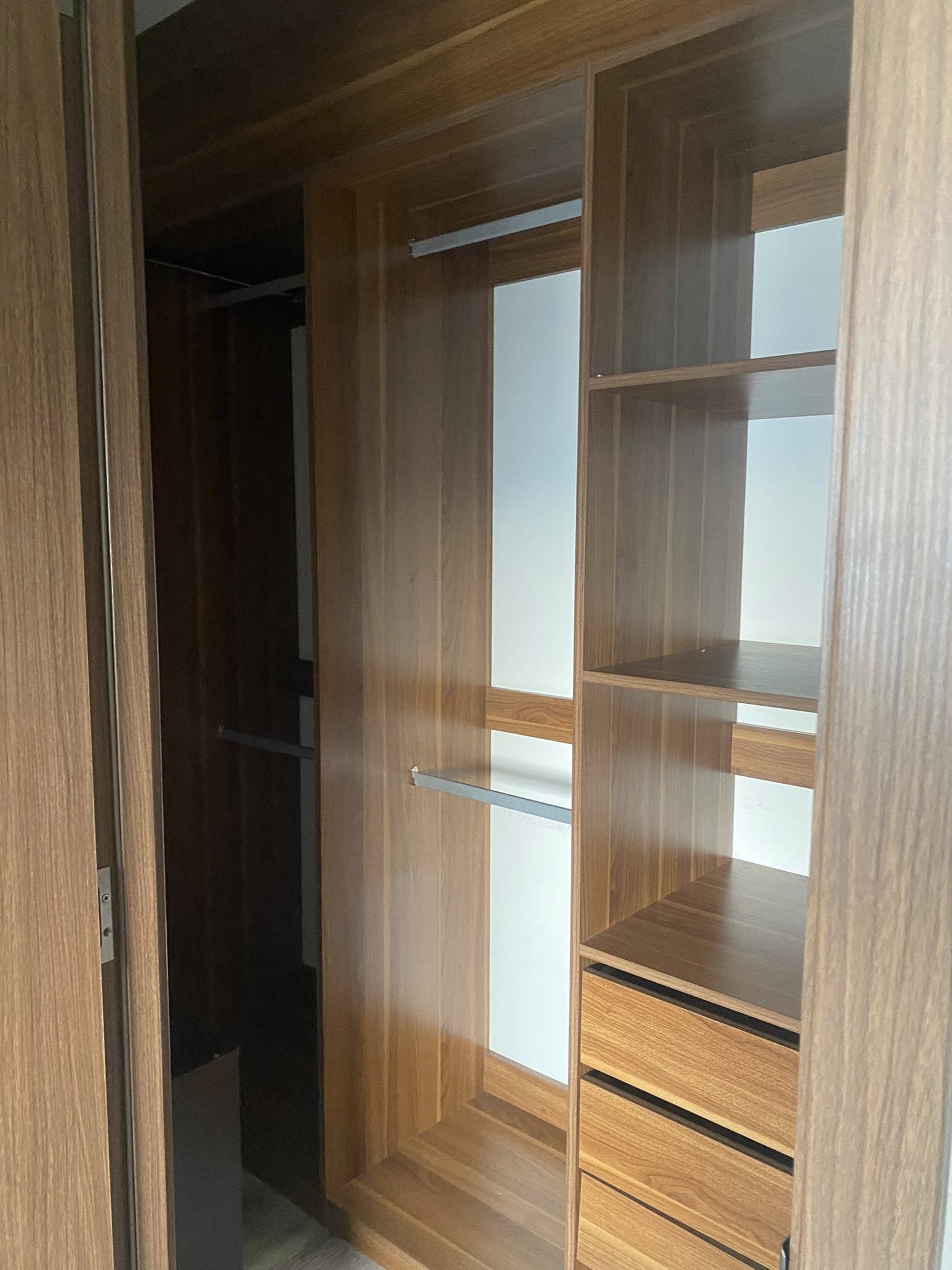 Vestidor amplio con acabados de madera, ideal para almacenamiento.