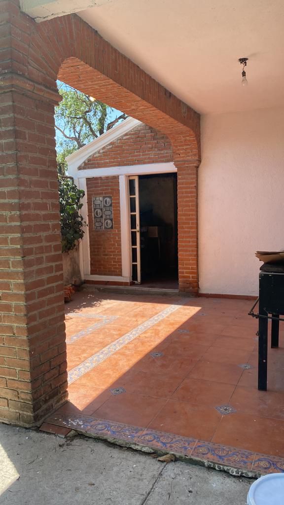 Espacio techado con piso de cerámica, ideal para reuniones al aire libre.