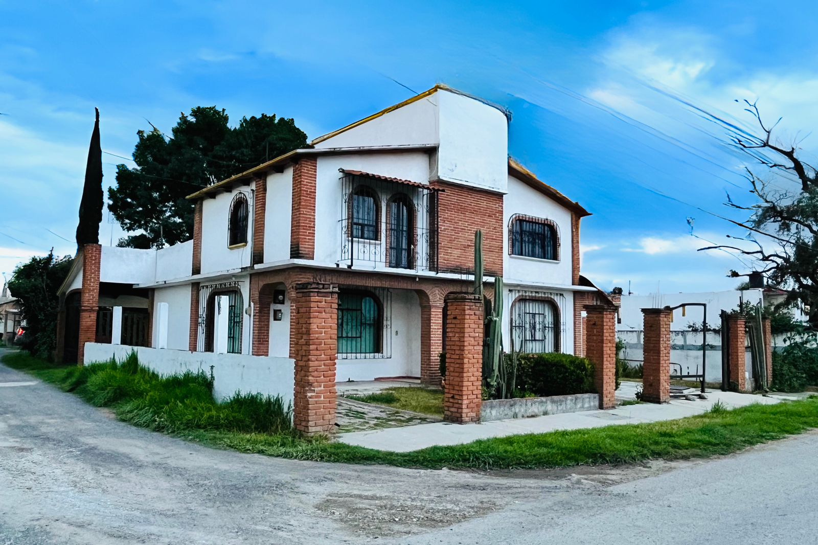 Fachada de ladrillo con detalles en hierro forjado, estilo clásico.