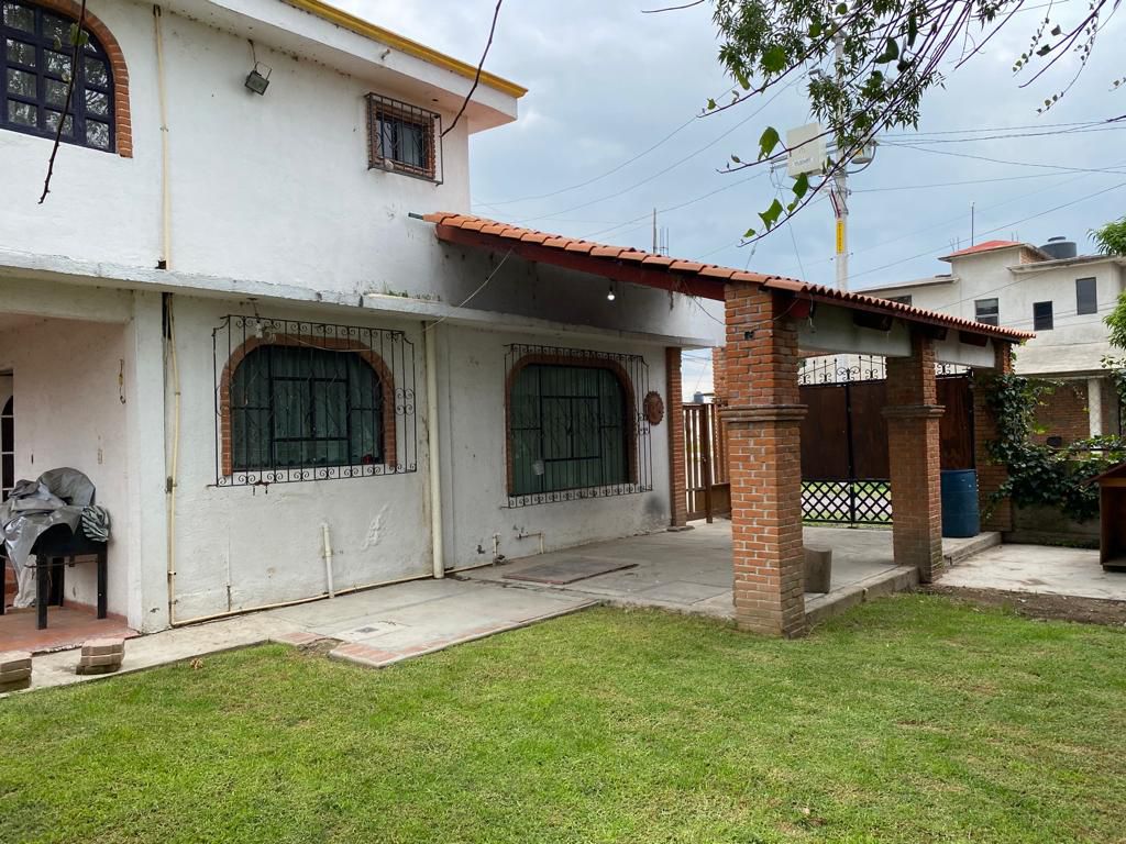 Vista del jardín desde otro ángulo, con acceso al interior de la casa.