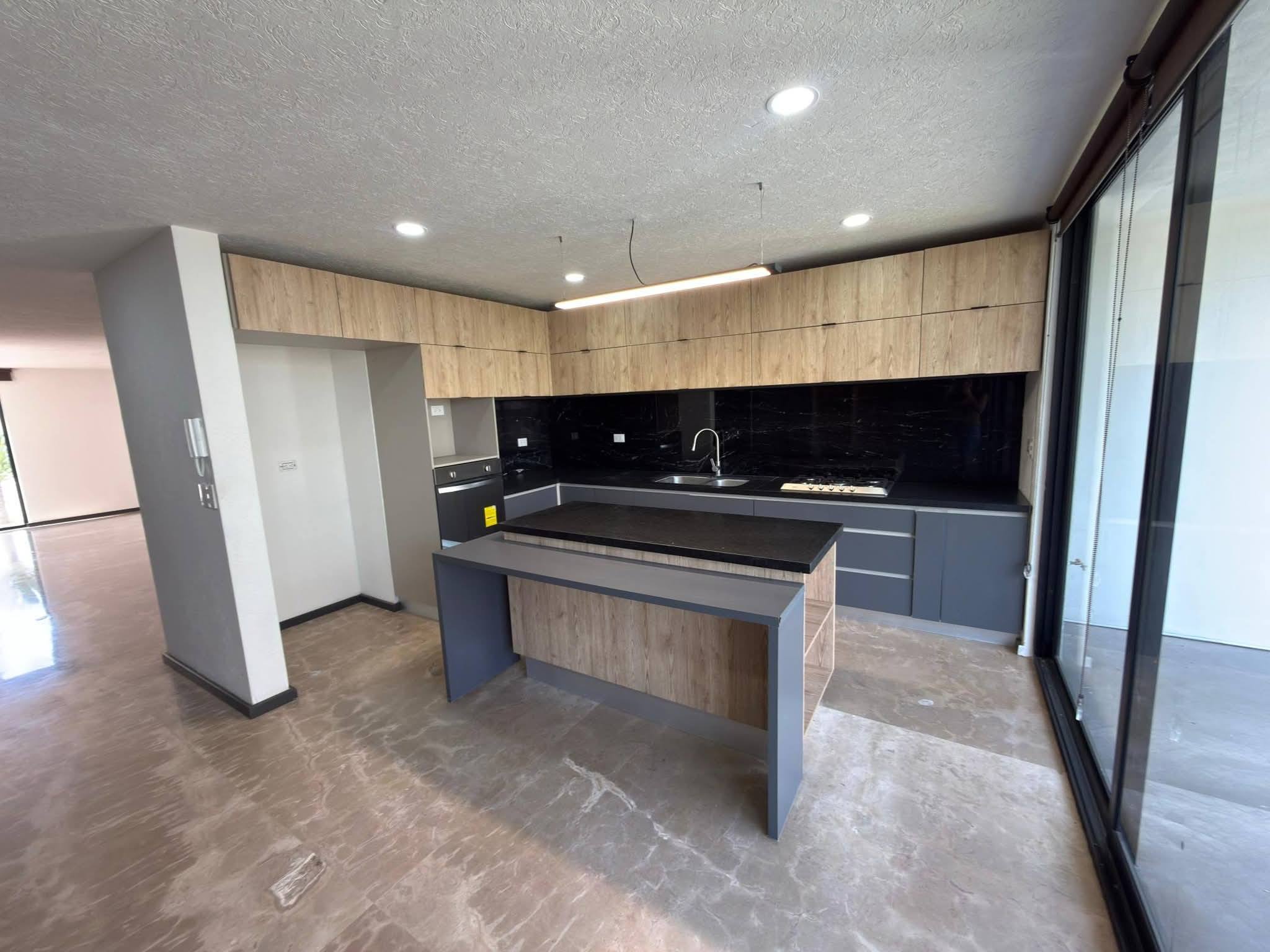 Cocina con vista al jardín y equipamiento moderno.