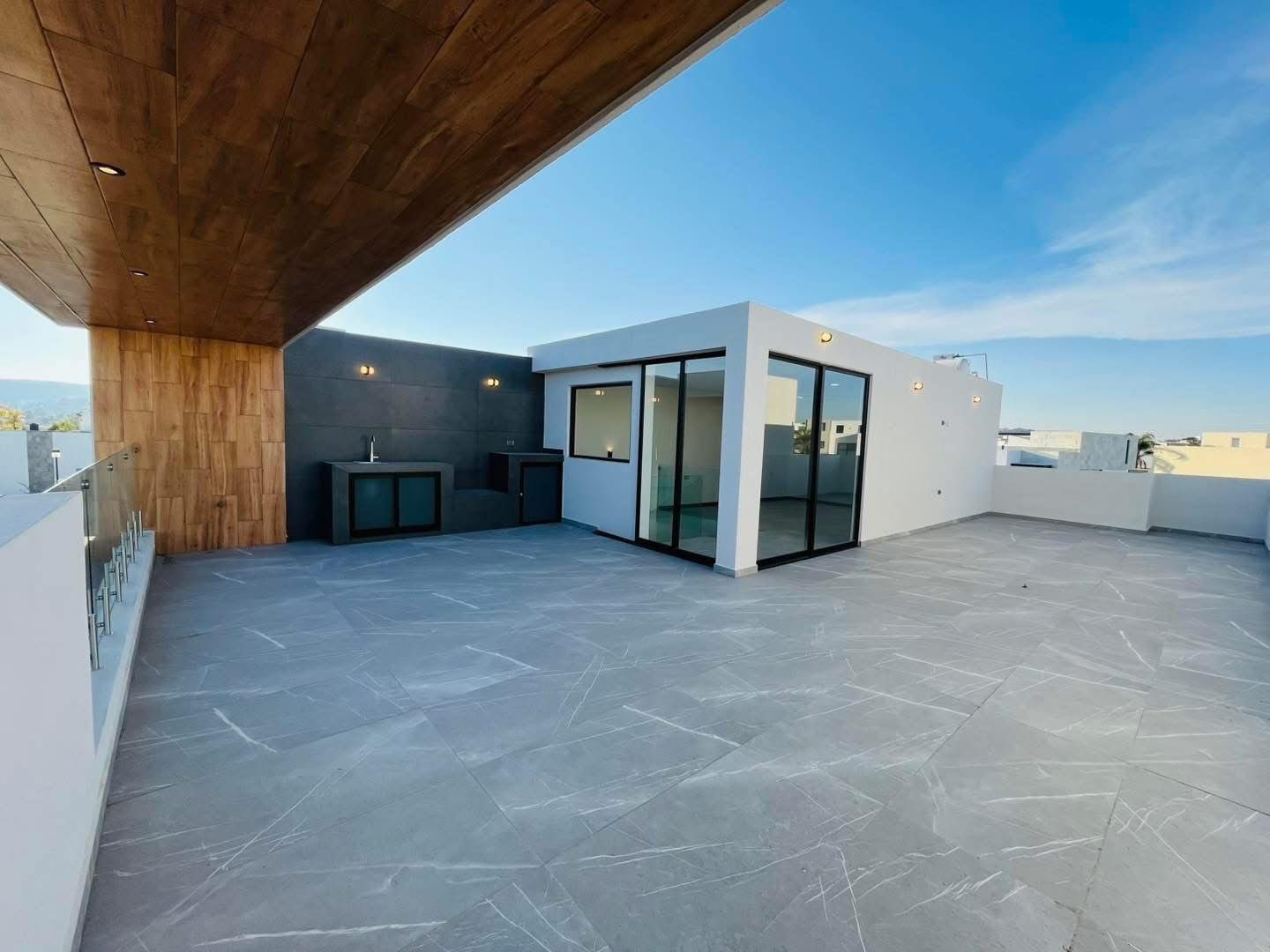 Amplio roof garden con vista panorámica, ideal para eventos al aire libre.