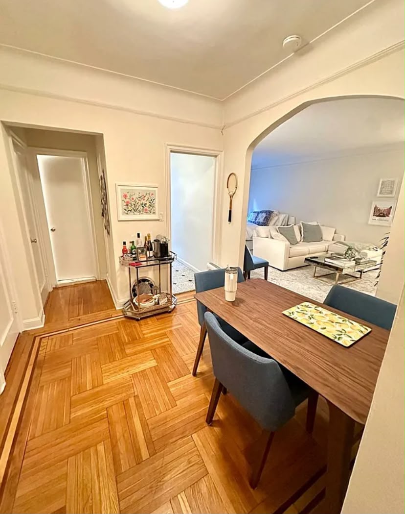 Comedor acogedor con piso de madera y decoración artística.