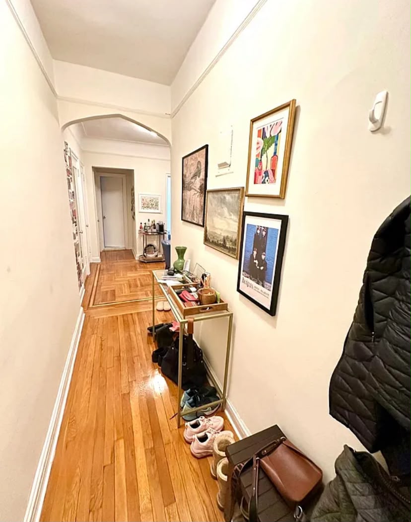 Pasillo con decoración artística que conecta las áreas del estudio.