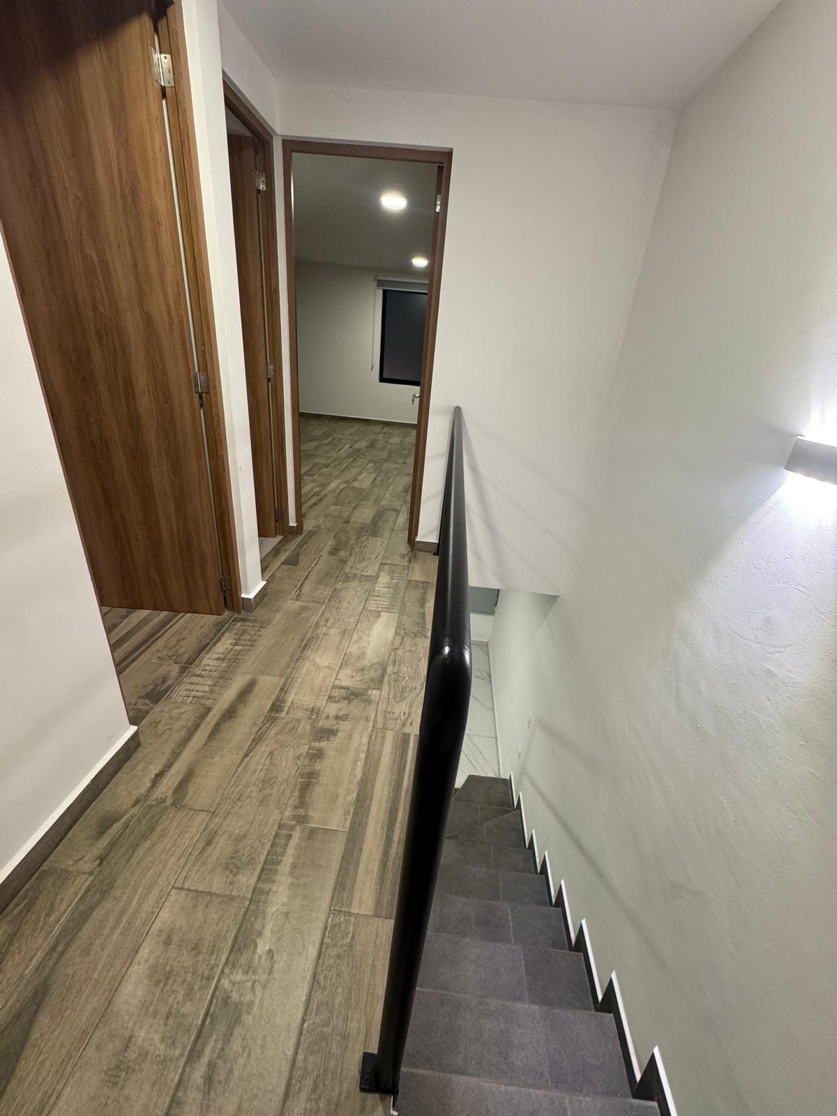 Pasillo en el segundo piso con acceso a las recámaras.