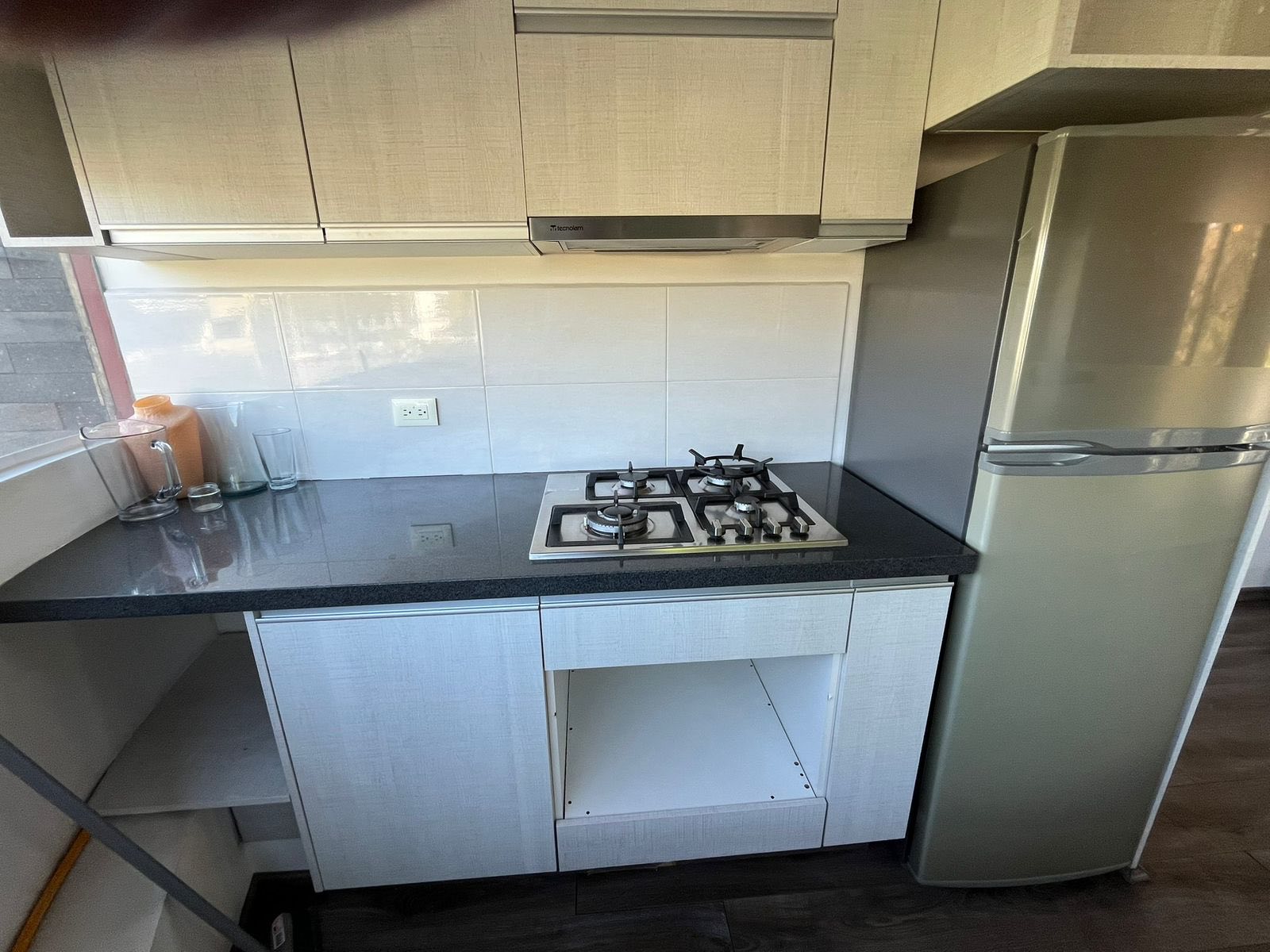 Área de cocina con estufa y refrigerador incluidos.