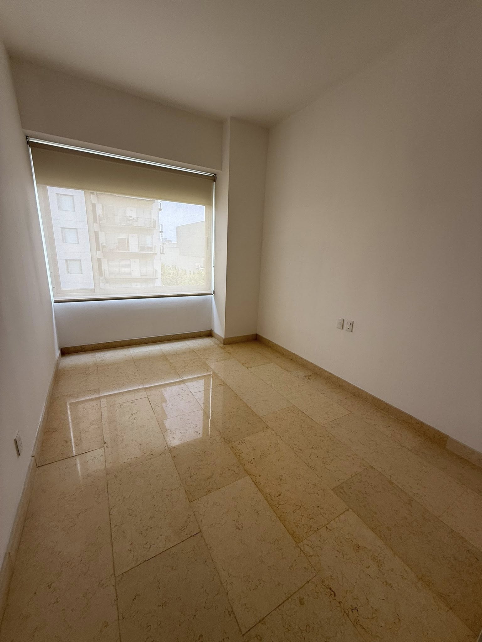 Recámara secundaria con ventana amplia.