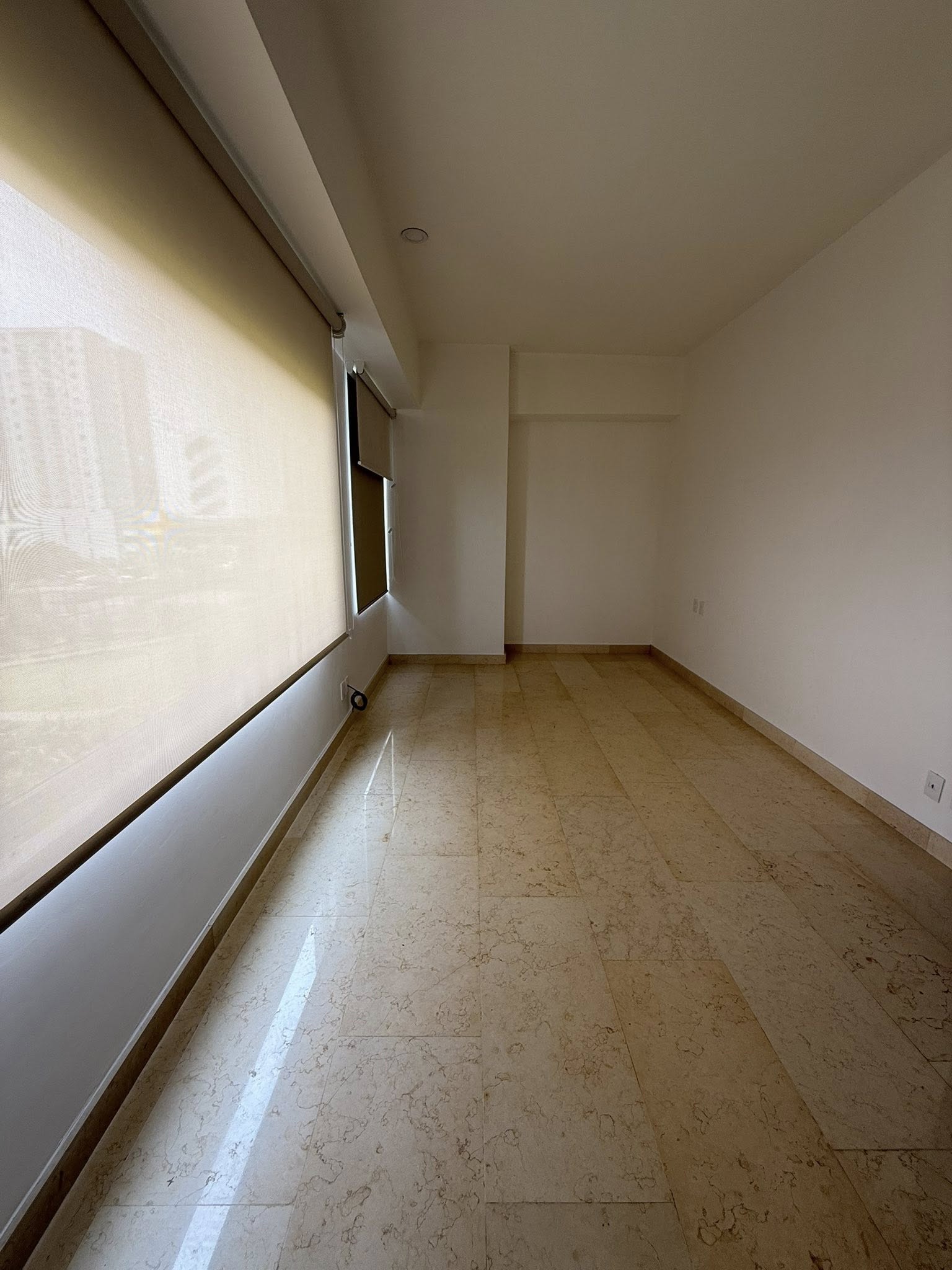 Recámara con buena iluminación y cortinas.
