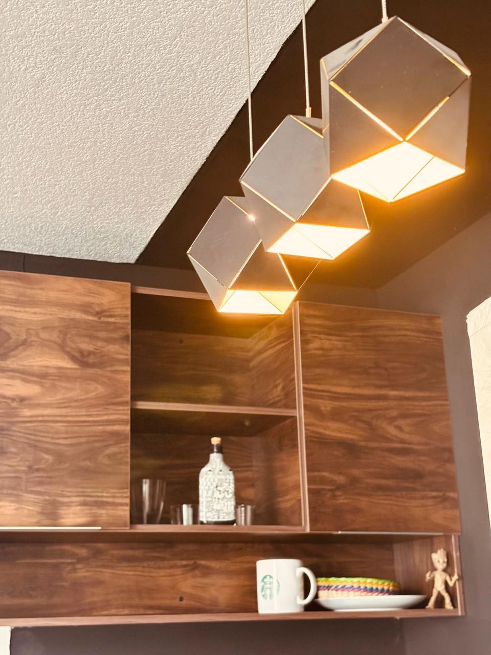 Iluminación moderna en la cocina, aporta un ambiente cálido y elegante.