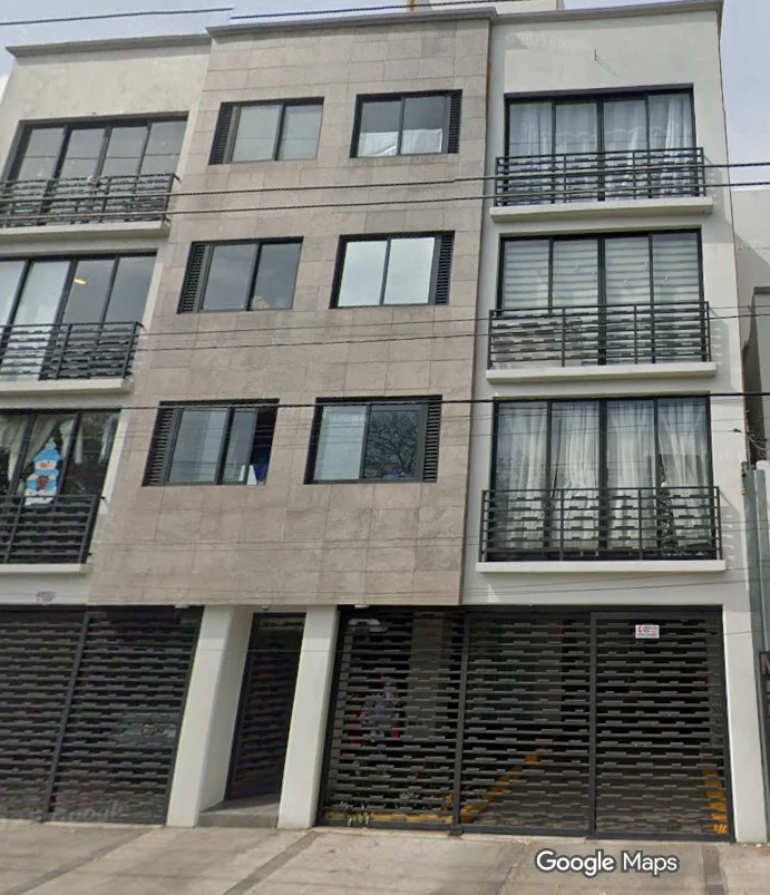 Fachada moderna de edificio con balcones y ventanales.